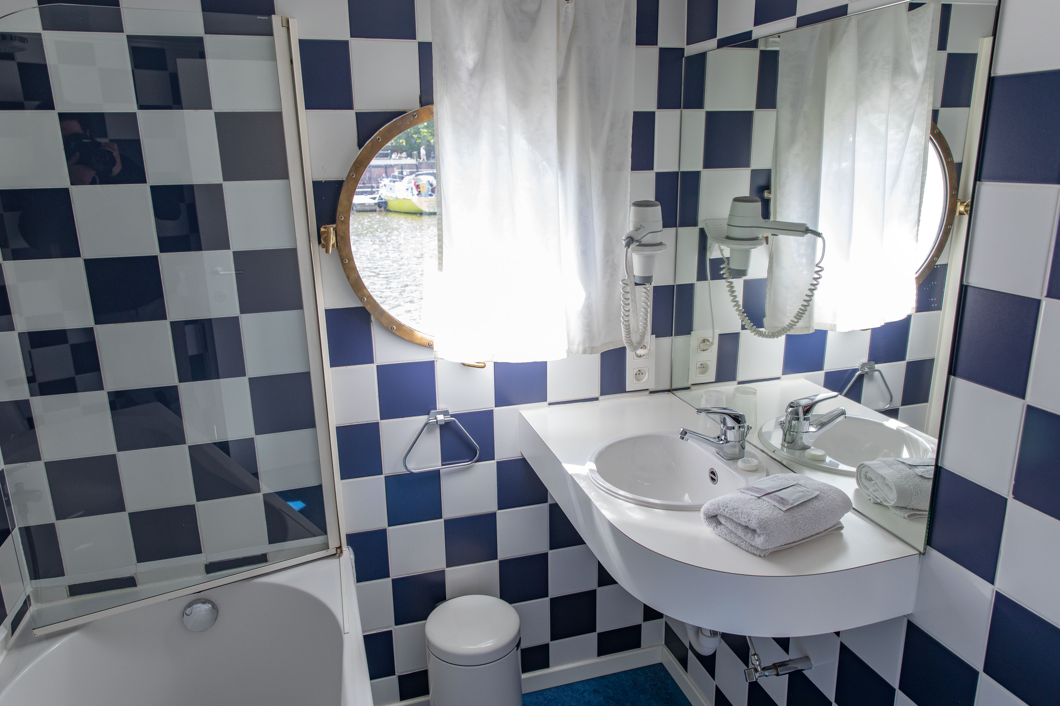 Badkamer met bad/douche, toilet en lavabo.