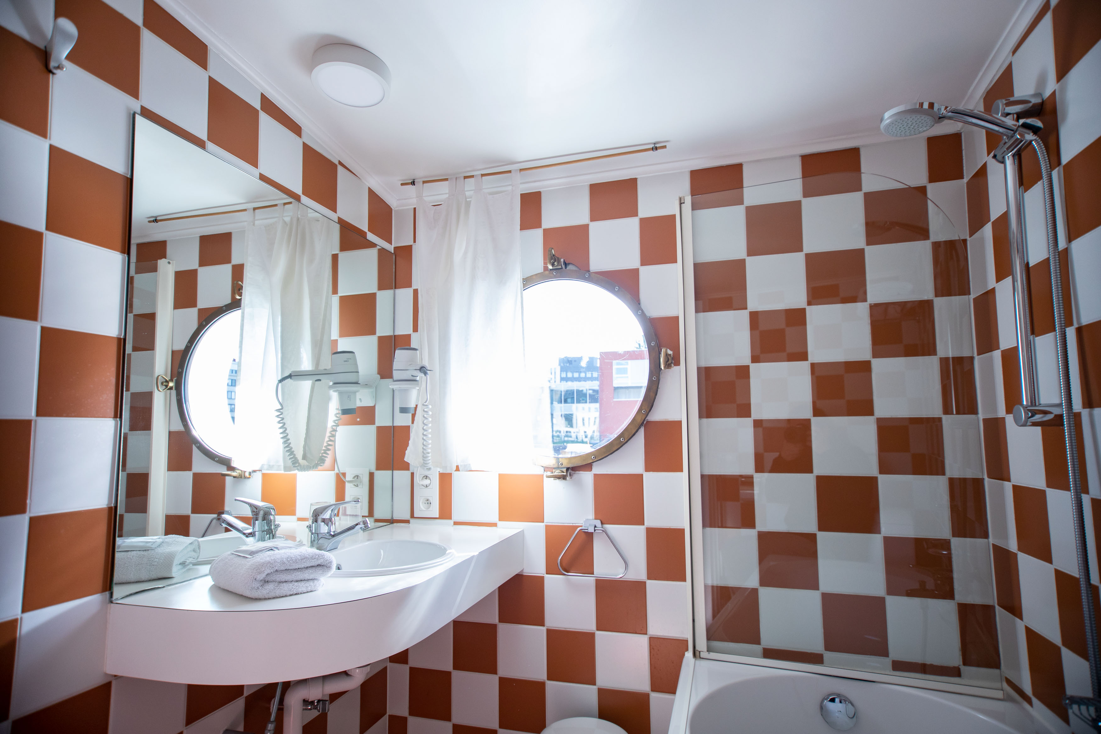 Badkamer met bad/douche, toilet en lavabo.