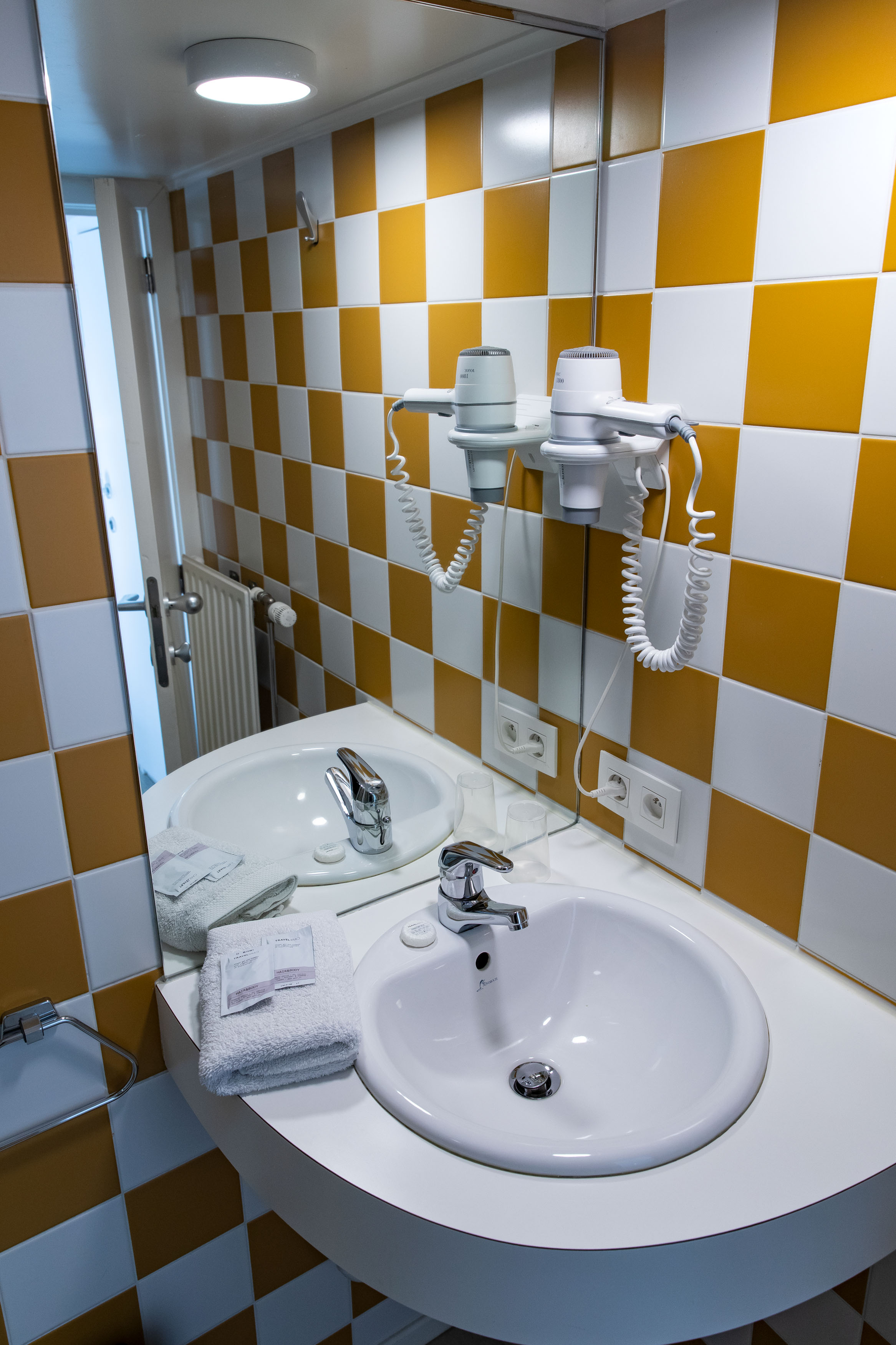 Salle de bain avec douche, toilette et lavabo.
