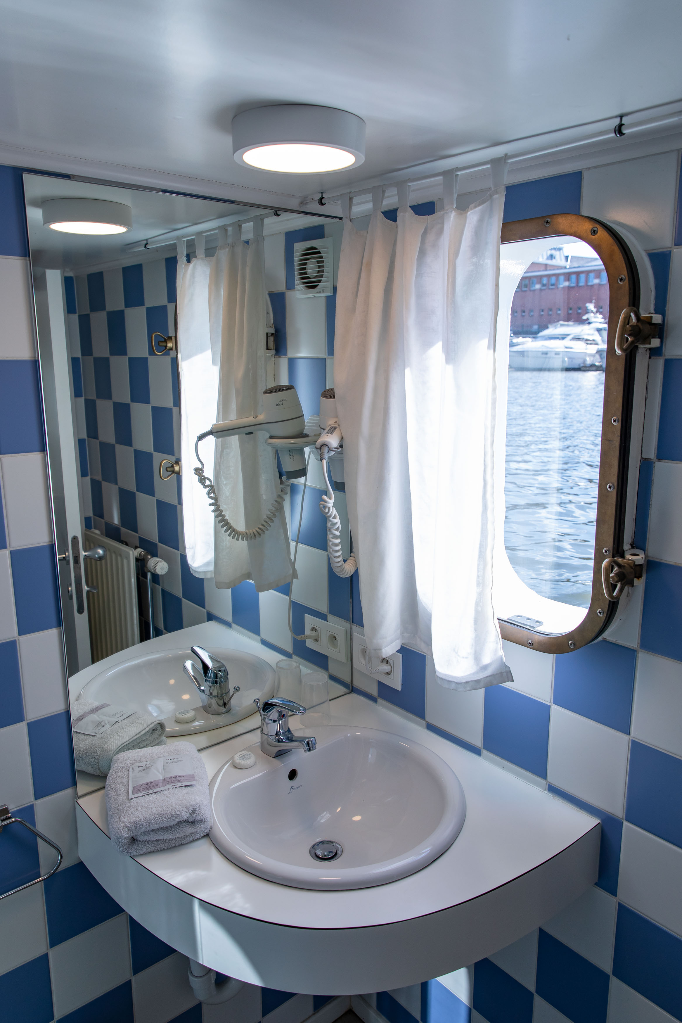 Badkamer met douche, toilet en lavabo.